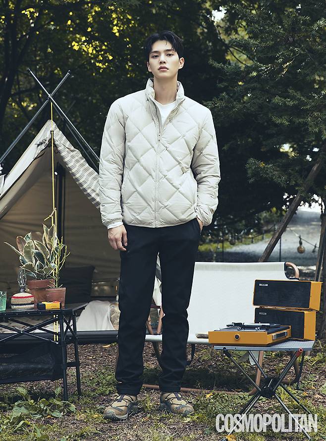 다이아몬드 패턴으로 슬림함을 강조한 구스다운 재킷, 화이트 티셔츠, 데일리 룩으로 손색없는 트레이닝 팬츠, 착화감을 극대화한 트레킹 슈즈 모두 머렐.