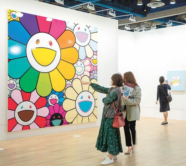 한국국제아트페어(KIAF·키아프)에서 관람객들이 일본 작가 무라카미 다카시의 작품을 감상하고 있다. 한국화랑협회 제공