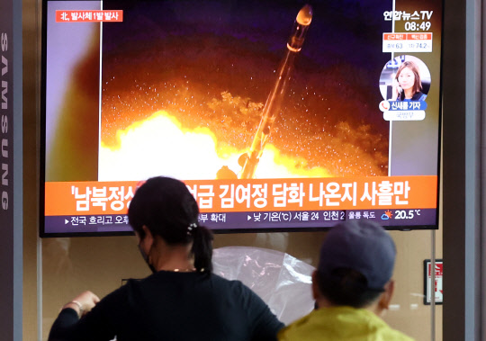 28일 오전 서울역에서 시민들이 북한 발사체 관련 뉴스를 지켜보고 있다.  연합뉴스