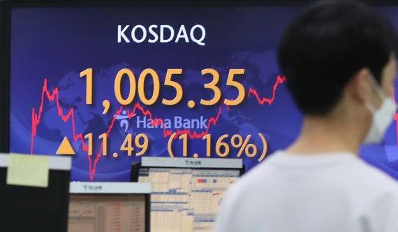코스닥이 전 거래일(993.86)보다 11.49포인트(1.16%) 오른 1005.35에 장 마감한 19일 오후 서울 중구 하나은행 딜링룸에서 전광판에 지수가 표시되고 있다. 뉴시스