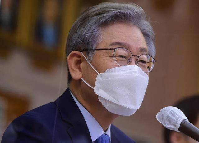 더불어민주당 대선후보인 이재명 경기지사가 18일 경기도청에서 열린 국회 행정안전위원회의 경기도에 대한 국정감사에서 의원 질의에 답하고 있다. 국회사진기자단