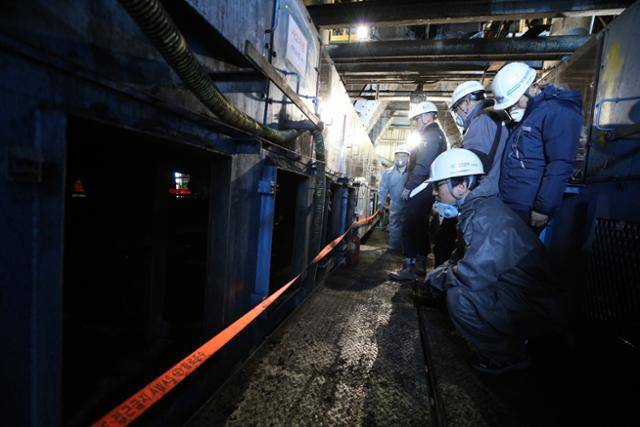 고 김용균씨의 산업재해 사망사고와 임금 착복 등을 조사한 '특별노동안전조사위원회'(특조위) 위원들이 2019년 충남 태안화력발전소에서 석탄운송 설비를 점검하고 있다. 특조위는 원청이 지급한 노동자 임금의 평균 39~52%(추정)를 발전소 용역업체들이 착복한 사실을 밝혀내고 재발방지책을 마련했지만, 발전소에서는 아직도 중간착취가 계속되고 있다. 연합뉴스