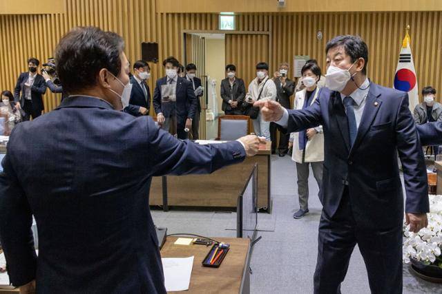19일 서울시청에서 열린 국회 행정안전위원회의 서울시 국정감사에서 더불어민주당 간사인 박재호(오른쪽) 의원과 국민의힘 간사인 박완수 의원이 삿대질을 하며 언쟁하고 있다. 뉴스1