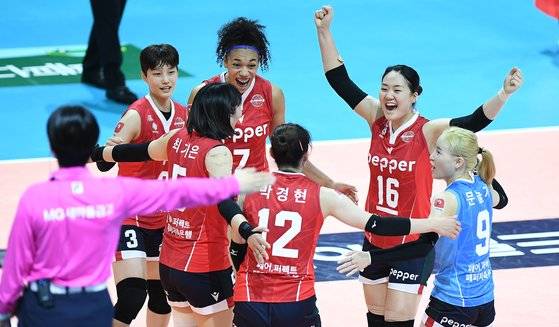 페퍼저축은행이 창단 첫 경기에서 선전했다. 치열한 경쟁을 예고했다. 사진=KOVO