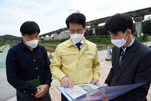 18일 황범순 부시장(중앙)이 현장 점검을 하고 있다 [사진=의정부시]