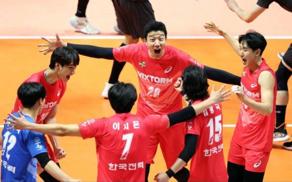 한국전력은 19일 열린 삼성화재와 원정 경기에서 세트 스코어 3-0으로 이겨 2021-22시즌 V리그 팀의 첫 경기에서 승리하며 산뜻하게 출발했다. [사진=발리볼코리아닷컴]