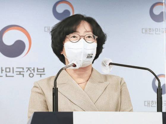 윤순진 2050 탄소중립위원회 공동위원장이 18일 정부서울청사에서 2050 탄소중립위원회 전체회의 결과를 브리핑하고 있다. [뉴시스]