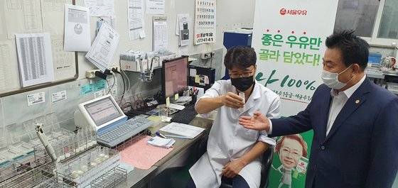 문진섭 서울우유협동조합 조합장(오른쪽)이 원유 품질 검사 현장을 점검하고 있다.