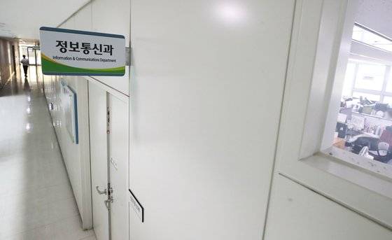 대장동 개발 로비·특혜 의혹 사건을 수사 중인 서울중앙지검 전담 수사팀이 18일 성남시청을 추가로 압수수색했다. 연합뉴스