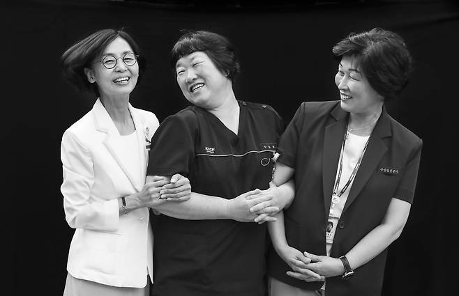 지금 입은 간호사복은 서로 다릅니다만 어릴 적 입었던 간호사복은 같습니다. 그들은 싸이즈가 맞지 않아 입을 수 없는 그 옷을 아직도 보관하고 있다고 했습니다. 그들의 삶이 밴 간호사복이니 간직하고 있는 겁니다. 권혁재 사진전문기자