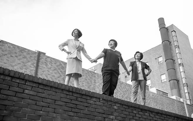 병원의 옛 모습이 남아있는 병원 뒤편 난간에 서자 강 수간호사가 고소공포증이 있다며 무섭다고 했습니다. 그러자 서로 손을 내밀어 맞잡았습니다. 이들은 이렇게 37년을 함께 천생 간호사로 살아온 겁니다. 권혁재 사진전문기자