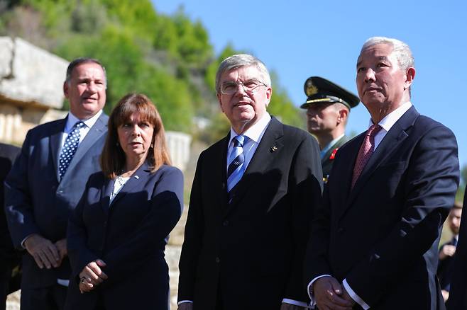 성화 채화식에는 토마스 바흐 IOC 위원장(가운데), 카테리나 사켈라로풀루 그리스 대통령(왼쪽 둘째), 유자칭 베이징 부시장(오른쪽) 등이 참석했다. 신화=연합뉴스