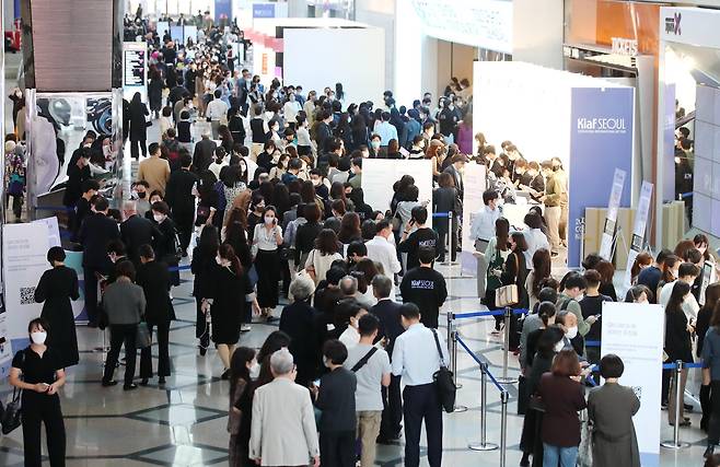 지난 13일 오후 서울 강남구 코엑스에서 열린 '한국국제아트페어'(키아프)를 찾은 관람객이 전시장 입장을 기다리고 있다. 연합뉴스