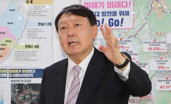 윤석열 국민의힘 대통령선거 경선 후보가 19일 오전 부산 해운대구 해운대을 당원협의회를 방문해 당원들에게 지지를 호소하고 있다. 송봉근 기자 20211019