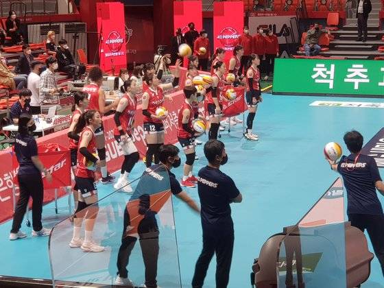 창단 첫 경기를 앞두고 훈련 중인 페퍼저축은행 선수들. [IS포토]