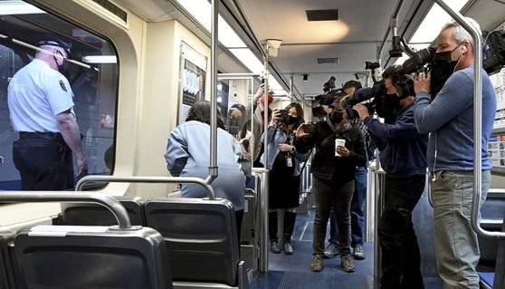 필라델피아 외곽 통근열차에서 '비상 호출버튼' 누르는 법을 시연하는 펜실베이니아 남동부 교통국 직원. [AP=연합뉴스]