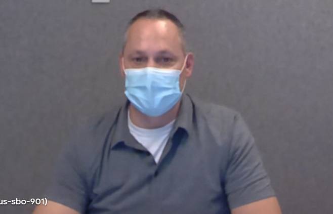 크리스토스 굿로 유튜브 엔지니어링 부사장이 19일 아·태지역 기자들과의 비대면 간담회에서 유튜브 추천 알고리즘 진화과정과 ‘가짜뉴스’ 등에 대해 유튜브가 어떻게 대처하고 있는지를 설명하고 있다. 유튜브 제공