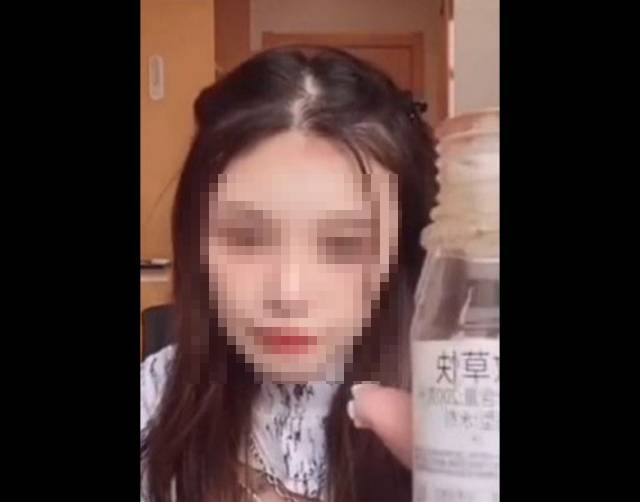 생방송 중 농약을 꺼낸 뤄샤오마오마오즈. 중시신문망 캡처