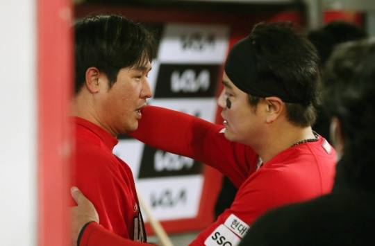 추신수가 개인통산 400홈런을 날린 최정을 포옹하고 있다. 최정의 400홈런은 이승엽에 이어 KBO 리그 역대 2번째이며 오른손타자로는 사상 첫 기록이다.[사진 연합뉴스]