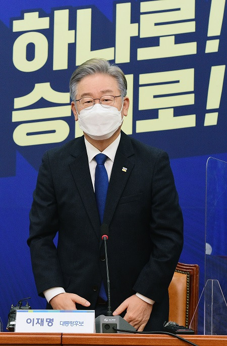 이재명 더불어민주당 대통령 후보가 지난 13일 국회에서 열린 대통령 후보-당대표-상임고문단 간담회에서 인사말을 마친 뒤 인사하고 있다. /사진=이승환 기자