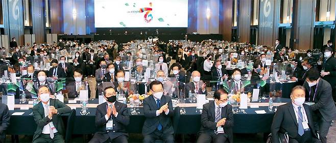 매일경제·MBN과 재외동포재단 주관으로 19일 서울 잠실 롯데호텔월드에서 제19차 세계한상대회가 개막했다. 이날 한국무역협회 주최로 열린 만찬 행사에서 참석자들이 박수를 치고 있다. 앞줄 왼쪽부터 장대환 매경미디어그룹 회장, 구자열 한국무역협회장, 김부겸 국무총리, 김성곤 재외동포재단 이사장, 이상민 더불어민주당 의원. 올해 세계한상대회는 `기후변화 대응을 위한 4차 산업혁명과 그린뉴딜`이라는 주제로 21일까지 사흘간 진행된다. [이승환 기자]