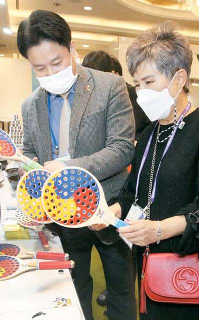 이날 행사장에 마련된 현장 쇼룸에 관람객들이 방문해 전시된 제품들을 살펴보고 있다. [이승환 기자]