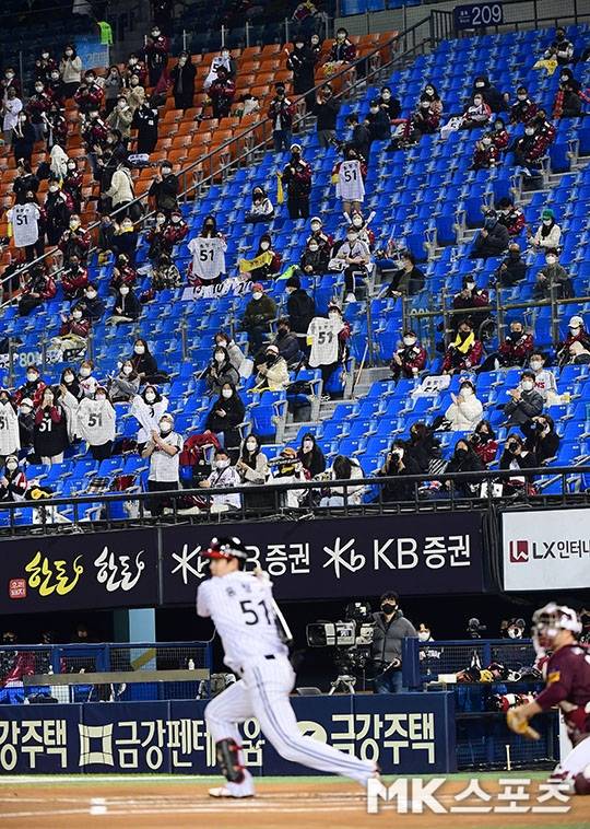 19일 오후 서울 잠실구장에서 "2021 KBO 리그" 키움 히어로즈와 LG 트윈스 경기가 열렸다. 야구팬들이 야구장을 찾아 관전하고 있다. 정부는 이번주부터 무관중으로 진행되던 4단계 적용인 수도권 스포츠 경기장에서도 백신접종 완료자에 한해 실내는 총 수용 인원의 20%, 실외는 30%까지 입장을 허용했다. 사진(서울 잠실)=김영구 기자