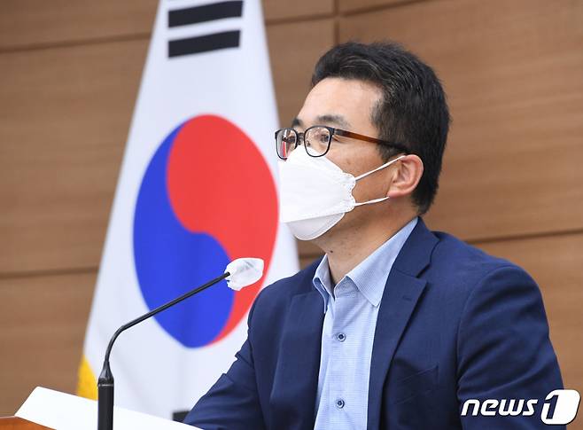 (서울=뉴스1) = 김성욱 기획재정부 국제금융국장이 7일 정부세종청사에서 '2021년 10월 외평채 발행'과 관련 브리핑을 하고 있다. (기획재정부 제공) 2021.10.7/뉴스1