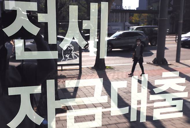 서울 시내 한 시중 은행 앞에 전세자금대출 상담 전용 창구 안내문이 걸려 있다. [연합]