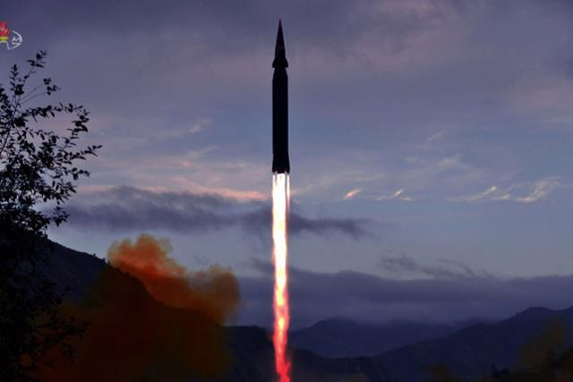 북한의 지난달 신형 극초음속미사일 ‘화성-8형’ 시험발사 장면. [헤럴드DB]