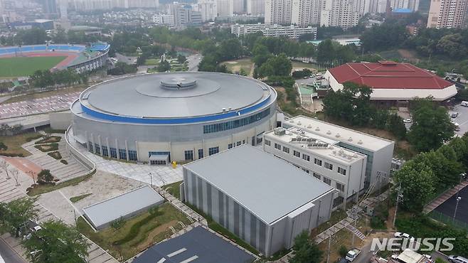 [서울=뉴시스]프로농구 원주 DB 홈구장 원주종합체육관