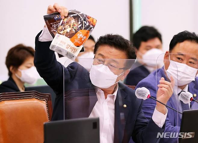 [서울=뉴시스] 전신 기자 = 윤재갑 더불어민주당 의원이 15일 서울 여의도 국회에서 열린 농림축산식품해양수산위원회의 농협중앙회, 농협경제지주, 농협금융지주, 농협은행 등에 대한 국정감사에서 젖소 고기로 만들어진 갈비탕을 들어보이고 있다. (공동취재사진) 2021.10.15. photo@newsis.com