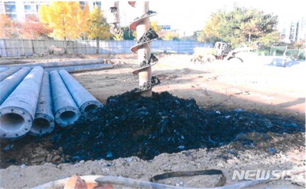 [광주=뉴시스] 광주 북구 일곡지구에 추진 중인 시립 청소년문화의집 건립 공사 현장 터파기 공정 중 나온 대규모 불법 쓰레기층. (사진=뉴시스DB) 2018.12.26. photo@newsis.com