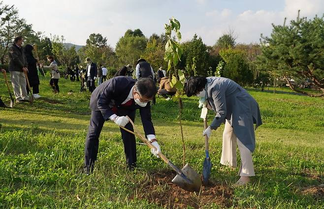[대전=뉴시스] 최병암 산림청장(왼쪽)과 윤순진 탄소중립위원회 위원장이 19일 열린 '피포지(P4G) 탄소중립 기념숲 조성' 행사서 나무를 심고 있다. *재판매 및 DB 금지