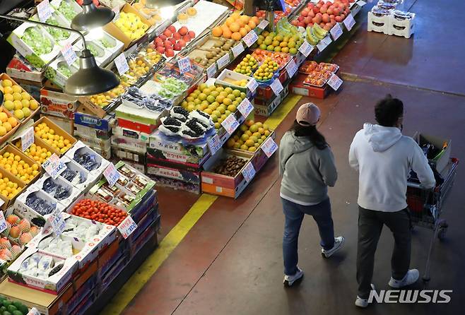[서울=뉴시스] 배훈식 기자 = 물가상승률이 3% 대를 기록할 것이라는 전망이 나온 18일 오후 서울 마포구 마포농수산물시장을 찾은 시민들이 장을 보고 있다. dahora83@newsis.com