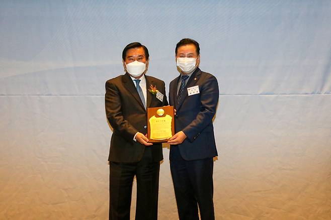 [전주=뉴시스] 송지용 전북도의장(오른쪽)이 전국시군자치구의회의장협의회 발전에 앞장선 공로로 기념패를 받았다. photo@newsis.com  *재판매 및 DB 금지