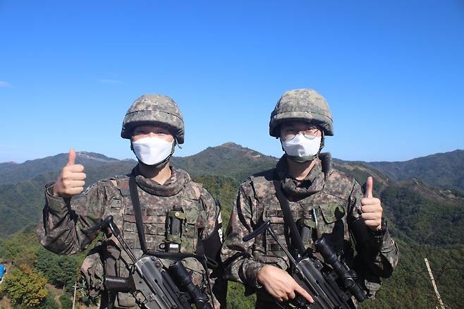 오준표(22·왼쪽)·이재원(21) 병장. (사진=육군 제22보병사단 제공)  *재판매 및 DB 금지