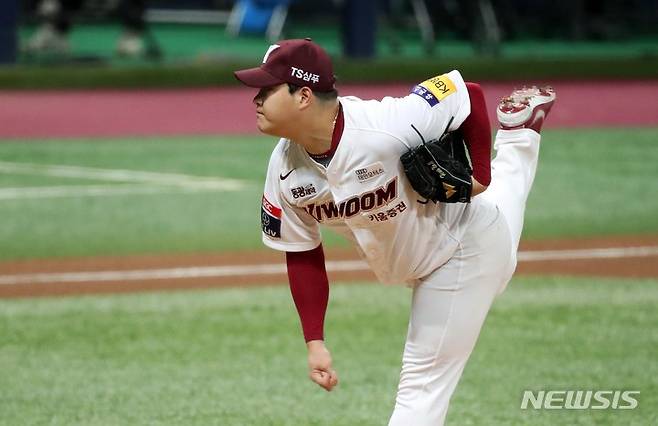 [서울=뉴시스] 김선웅 기자 = 14일 오후 서울 구로구 고척스카이돔에서 열린 2021 프로야구 NC 다이노스와 키움 히어로즈의 경기, 6회초 키움 교체투수 조상우가 역투하고 있다. 2021.10.14. mangusta@newsis.com