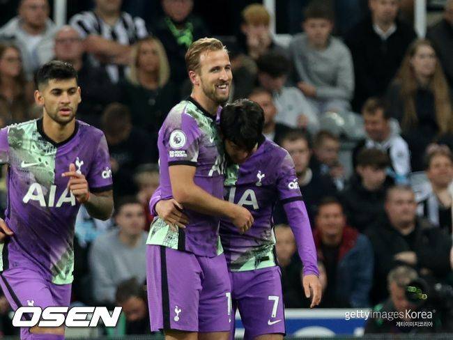 10월 18일 리그 첫 합작골 후 기쁨을 나누는 케인과 손흥민