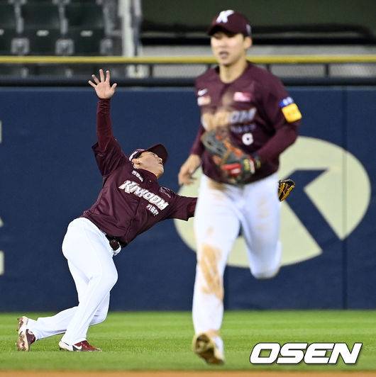 [OSEN=잠실, 최규한 기자]6회말 무사 선두타자로 나선 LG 채은성의 뜬공 타구를 키움 유격수 김주형이 놓치는 실책을 범하고 있다. / dreamer@osen.co.kr