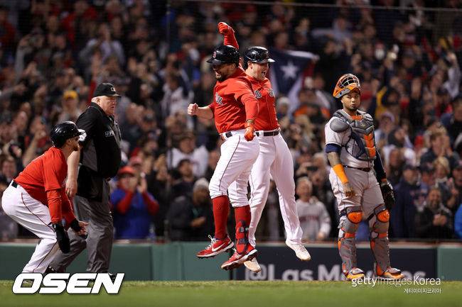 [사진] 보스턴은 2021년 10월 19일(한국시간) 미국 매사추세츠주 보스턴 펜웨이 파크에서 열린 휴스턴 애스트로스와 2021 메이저리그 포스트시즌 챔피언십시리즈 3차전에서 12-3 완승을 거뒀다.&nbsp; ⓒGettyimages(무단전재 및 재배포 금지)