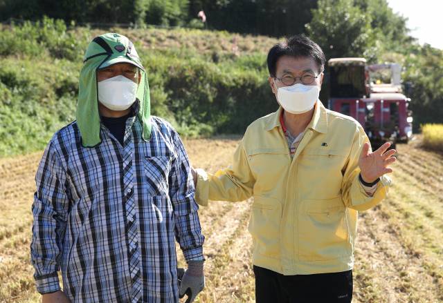 ▲이승옥 군수가 벼 수확 현장을 찾아 농업인들의 의견을 듣고 있다.ⓒ강진군