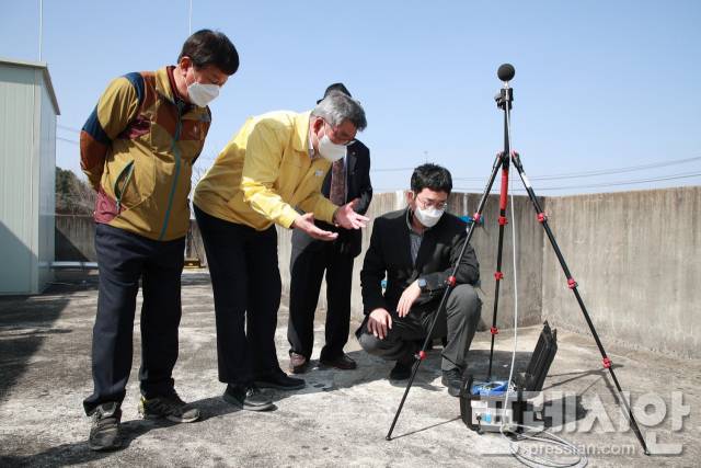 ▲최근 김학동 예천군수가  예천비행장 주변에서 실시한 소음 측정도 현장을 방문해 살펴보고 있다. ⓒ예천군