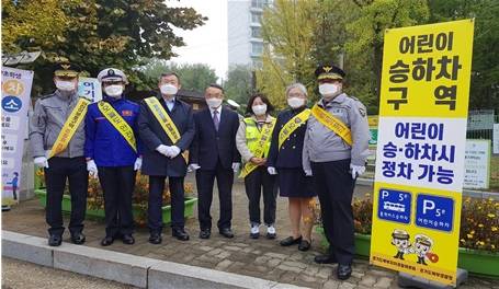▲경기도북부자치경찰위원회가 경기북부경찰청 등과 함께 '어린이보호구역 내 주·정차 전면금지' 시행을 앞두고 홍보활동을 벌이고 있다. ⓒ경기도