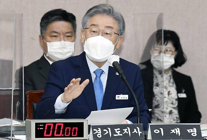 더불어민주당 대선 후보인 이재명 경기지사가 18일 경기도 수원시 경기도청에서 열린 국회 행정안전위원회의 경기도에 대한 국정감사에서 의원 질의에 답변하고 있다. 성남=국회사진기자단