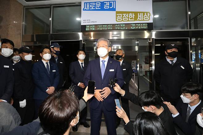 더불어민주당 대선 후보인 이재명 경기지사가 18일 오후 경기도 수원시 경기도청에서 열린 국회 행정안전위원회의 경기도에 대한 국정감사를 마친 뒤 취재진의 질문에 답하고 있다. 연합뉴스