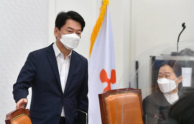 안철수 국민의당 대표가 18일 오전 서울 여의도 국회에서 열린 최고위원회의에서 모두발언을 하고 있다. 뉴스1