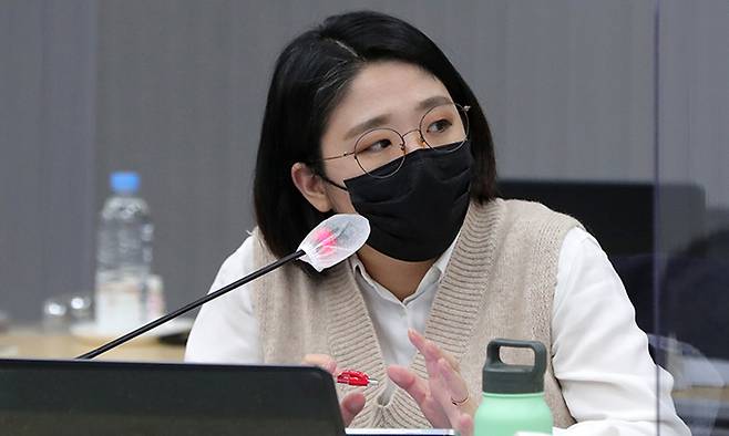 용혜인 기본소득당 의원이 18일 전북 전주시 한국은행 전북본부에서 열린 2021년도 기획재정위원회의 한국은행 전북본부, 대전·충남본부, 충북본부, 대전지방국세청 국정감사에서 질의를 하고 있다. 뉴스1