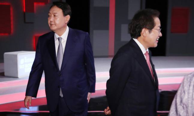 윤석열, 홍준표 국민의힘 대선 예비후보들이 지난 15일 서울 상암동 MBC 사옥에서 열린 1대1 맞수토론 준비를 하고 있다. 뉴스1