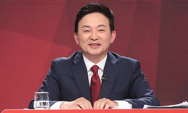 국민의힘 원희룡 대선 경선 후보가 지난 18일 부산MBC에서 제4차 TV 토론를 하고 있다. 연합뉴스